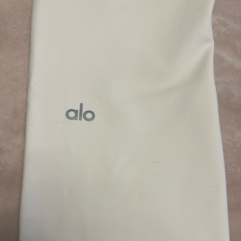 Alo high waisted, ivory leggings
Size medium